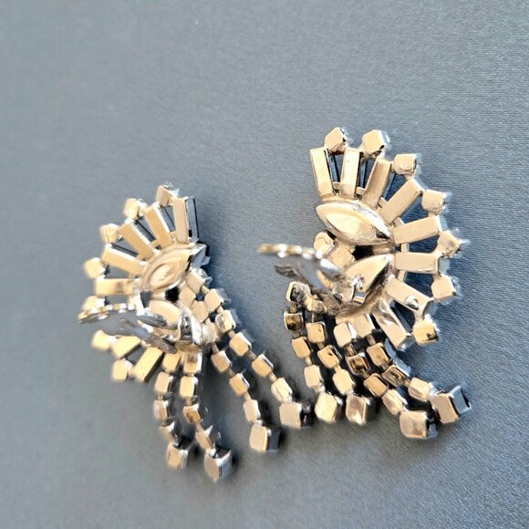 Vintage Warner large dangling clip on black and clear rhinestones earrings. - Picture 6 of 6